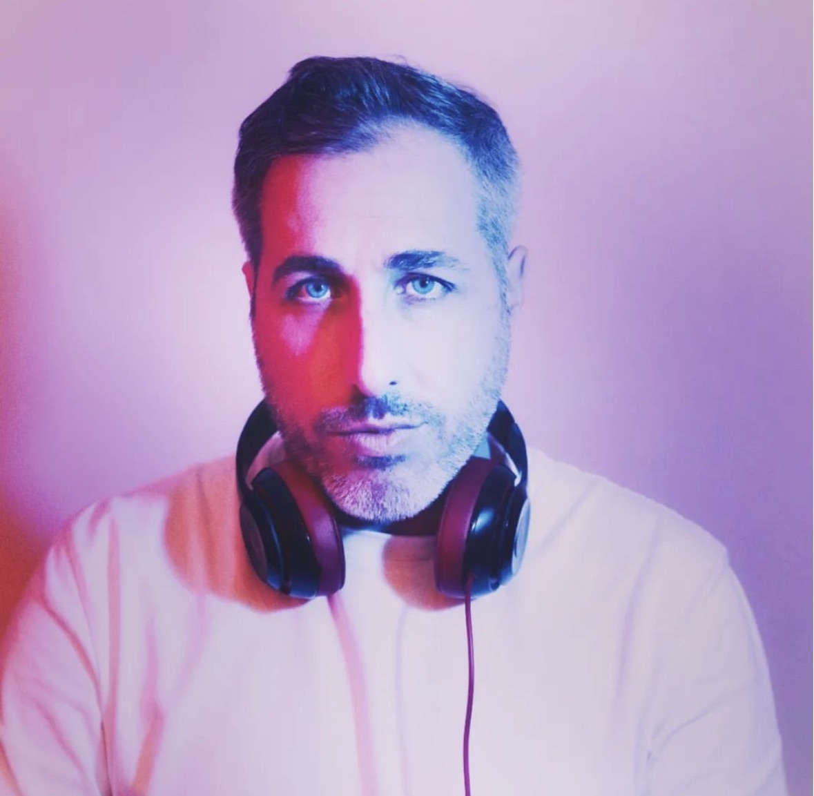 Pareja eligiendo DJ para su boda en A Coruña