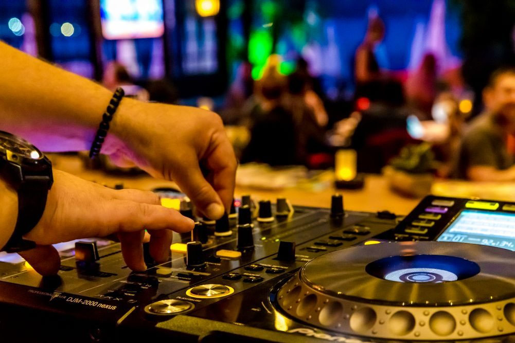 DJ profesional en evento corporativo en A Coruña