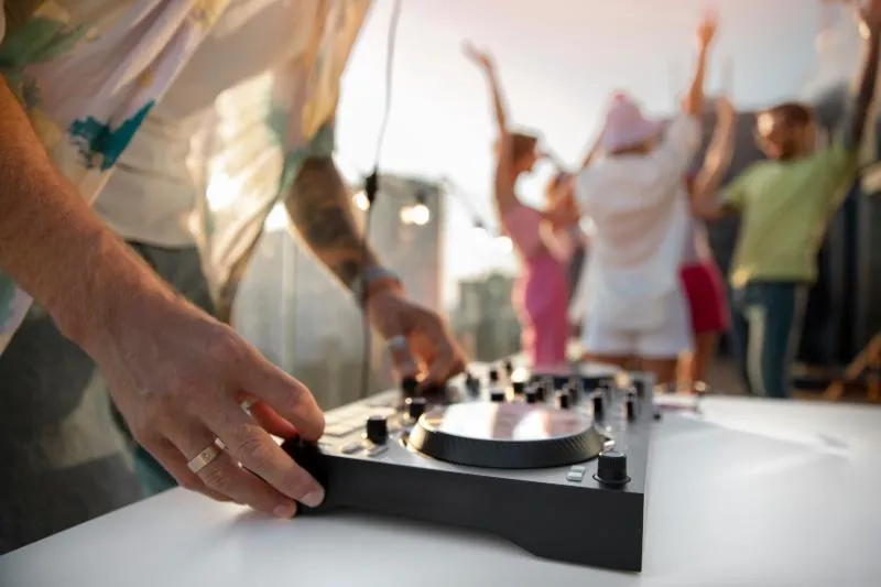 DJ profesional en fiesta de cumpleaños en A Coruña
